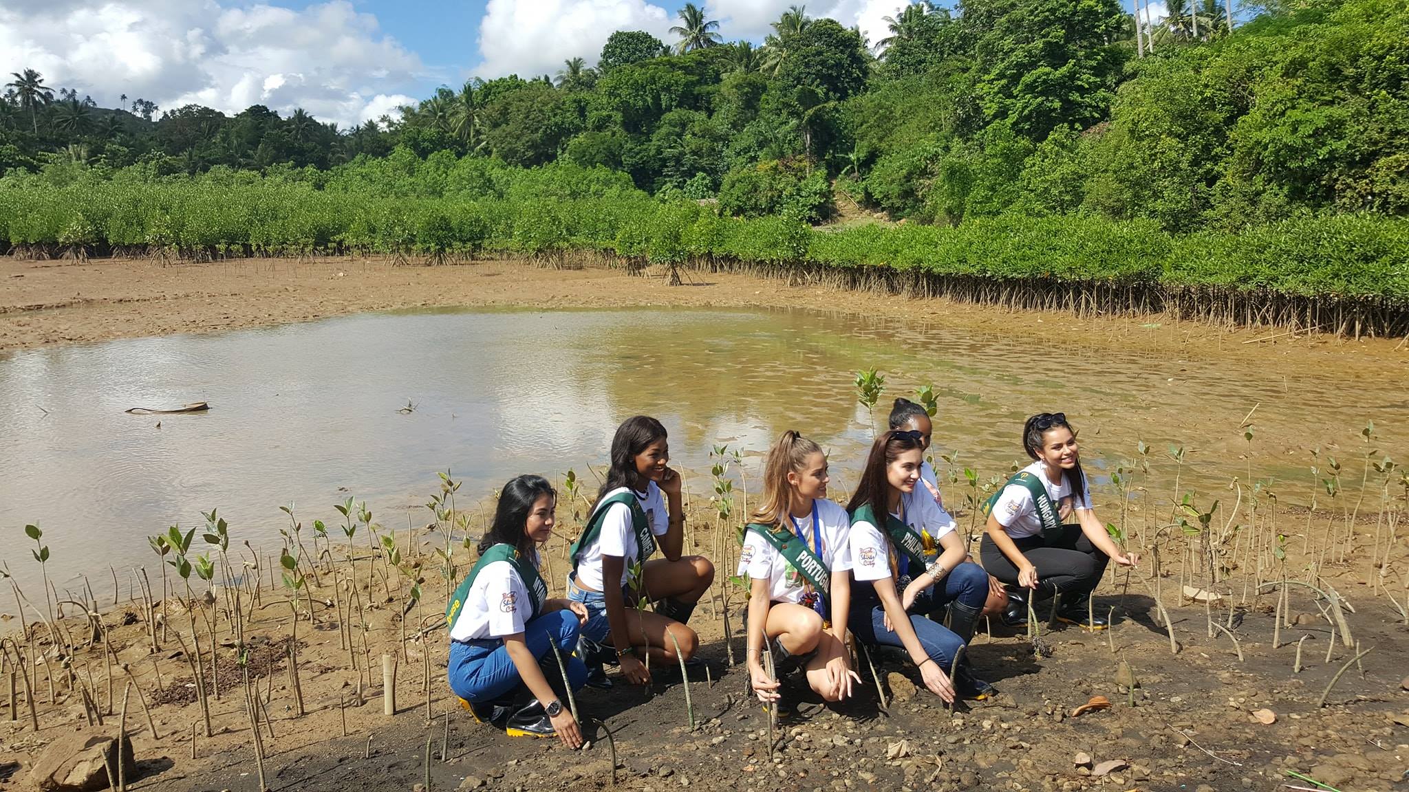 Planting mangrove | Photo by Ariel Chua